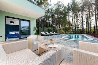 Rovinj - lepa moderna enonadstropna hiša z bazenom