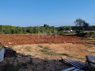 Rovinj - kmetijsko zemljišče s projektom