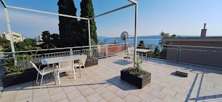Crikvenica - prodaja hiše z 2 apartmajema in pogledom na morje