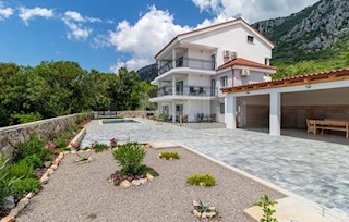Bribir - prodaja trisobnega stanovanja z velikim vrtom in bazenom