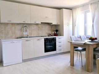 Krk, Dobrinj - samostojna hiša s bazenom in 2 apartmajema