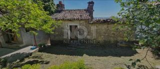 Buzet, okolica - prodaja 2 starodobnikov z zemljiščem za adaptacijo