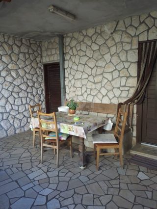 Dramalj - prodaja etaže z 2 terasama in 2 parkirnima mestoma.
