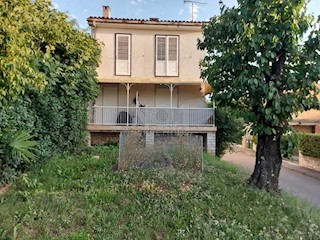 Poreč - etaža hiše z 2 apartmajema za obnovo