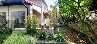 Otok Krk, Dobrinj - hiša z dvema apartmajema