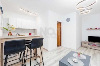 Poreč - prodaja prvega nadstropja hiše z dvema apartmajema