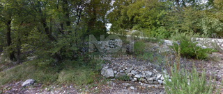 Kostrena - prodaja gradbenega zemljišča, obdanega z zelenjem