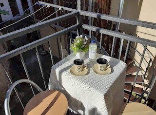Novi Vinodolski - hiša s 3 stanai in uveljavljenim turističnim najemom