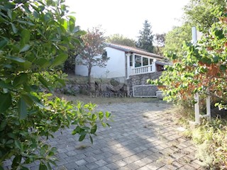 Klenovica - stanovanjsko poslovni objekt 300m od morja