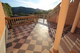 Grižane - hiša s tremi apartmaji