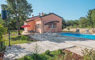 Rovinj - samostojna posest z vilo in bazenom - EKSKLUZIVNO PRI NAS!