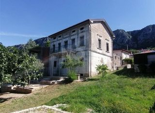 Bribir - Hiša v fazi prenove in pogledom na morje
