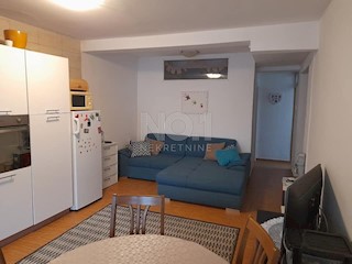 Crikvenica - udobno trisobno stanovanje s teraso