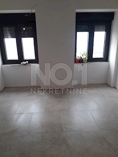 Kostrena - hiša s 5 apartmaji