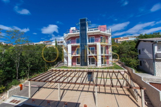 CRIKVENICA – DRAMALJ | Moderna 3-prostorska stanovanje z veliko teraso, 200 m od morja