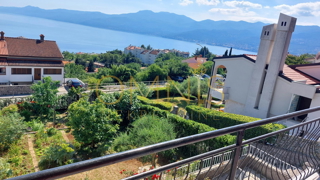 Nadstropje samostojne hiše z razgledom na morje in poslovnim potencialom – Marčeljeva Draga, Reka