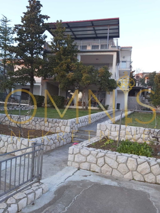 NOVI VINODOLSKI – HIŠA S 3 STANOVANJI, 150 M OD MORJA, PANORAMSKI RAZGLED