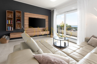 MATULJI – MODERNO STANOVANJE 95 m² Z RAZGLEDOM NA KVARNER, 2 PARKIRNI PROSTOR IN LASTNO DVORIŠČE