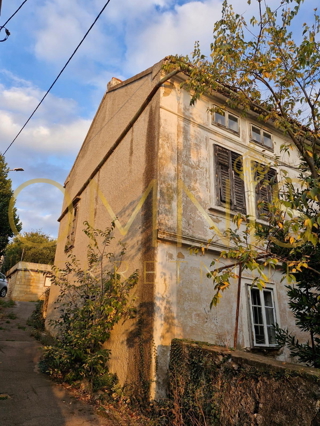 Kraljevica – samostojna vrstna hiša, 180 m² + dvorišče 315 m² – HIŠA ZA POPOLNO ADAPTACIJO