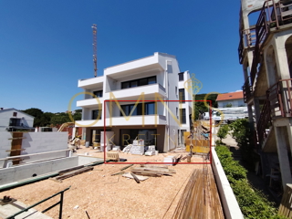 Luksuzno stanovanje s bazenom in vrtom – 152 m² + 200 m² zasebnega zunanjega prostora