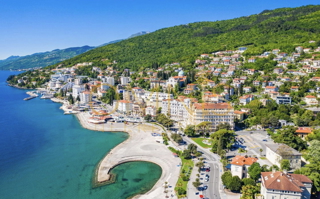 Opatija center – samostojna hiša 380 m², 3 stanovanja, bazen, panoramski pogled na morje