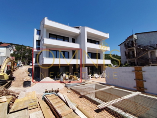 Luksuzno dvonadstropno stanovanje z vrtom in bazenom – 120 m² bivalne površine + 200 m² zasebnega vrta