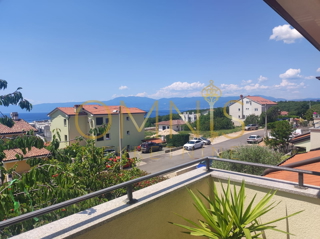 KOSTRENA – PROSTRAN DVOETAŽNI STAN S OKUĆNICOM IN PARKINGOM