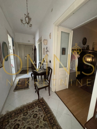 Trosobno stanovanje na Belvederu, 90 m² – nizko pritličje z balkonom