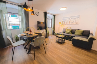 RIJEKA – STARI GRAD, stan preurejen v 2 apartmaja, 93,5 m²