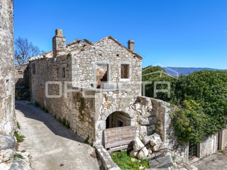 Tri vrstne hiše za obnovo na odlični lokaciji s panoramskim razgledom