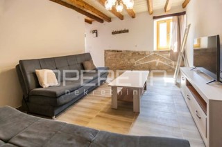 Prilagojena šarmantna hiša v nizu 100m2 Marčana