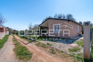 Samostojna enonadstropna hiša 84m2 v okolici Valture obdana z zelenjem