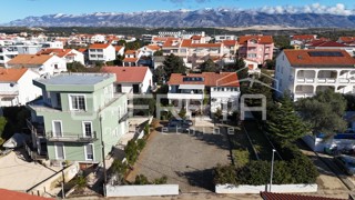 Novalja – Dvojna hiša s 2 trisobnima apartmaji in dvoriščem