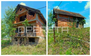 Hiša za obnovo s petimi parcelami v mirni vasi pri Petrinji