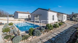 Istra, Tinjan – Pritlična hiša z bazenom in dvoriščem