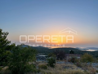 Zemljišče na mirni lokaciji s pogledom na morje, 976 m², Dvornica
