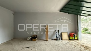 Garaža 18 m² – Pećine, Reka