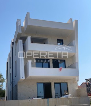 Novogradnja - Trosobno stanovanje s privatnim dvigalom in strešno teraso, Kožino, Zadar