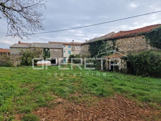 Istra, Manjadvorci, Posestvo s tremi porušenimi hišami, zemljiščem in idejnim projektom