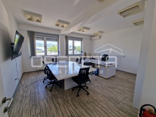 Hala - skladišče, dvigalo, parkirišče in pisarniški prostori – Jankomir