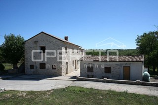 Buje, Kaštel - posestvo 1909 m2 z gostinsko namembnostjo in nastanitvijo