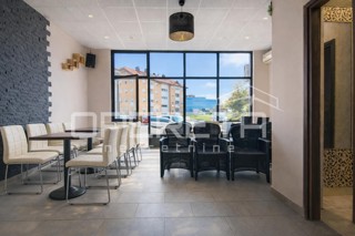 Poslovni prostor s teraso in skladiščem, tržnica in center Oroslavja