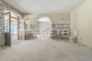 Istra, Kanfanar, poslovni prostor na prometni lokaciji, investicijska priložnost