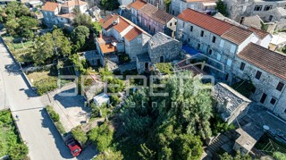 Šarmantne kamnite hiše za obnovo v srcu Žrnova, Korčula