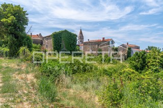 Istra, Momjan - hiše za prenovo z vrtom
