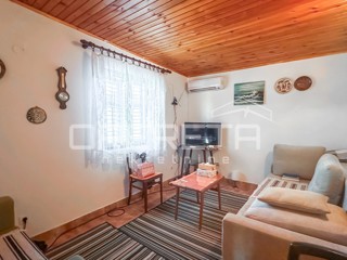 Vikendica z zemljiščem 404 m² v mirnem delu Zatona