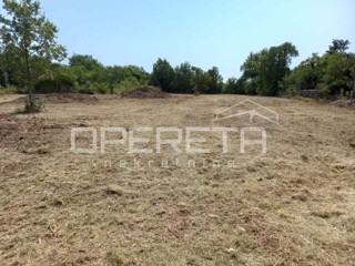 Gradbena parcela 505 m² v Pinezićih (elektrika, voda, urejena pot in lastništvo)