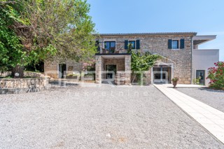 Istra, območje Poreča - rustikalna hiša z bazenom in studio apartmajem