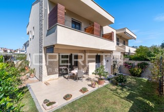 Istra, Poreč - Dvojček z dvema stanovanjema in dvoriščem