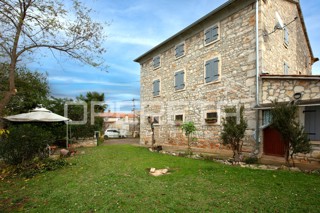 Tradicionalna kamnita hiša z dvema apartmajema.